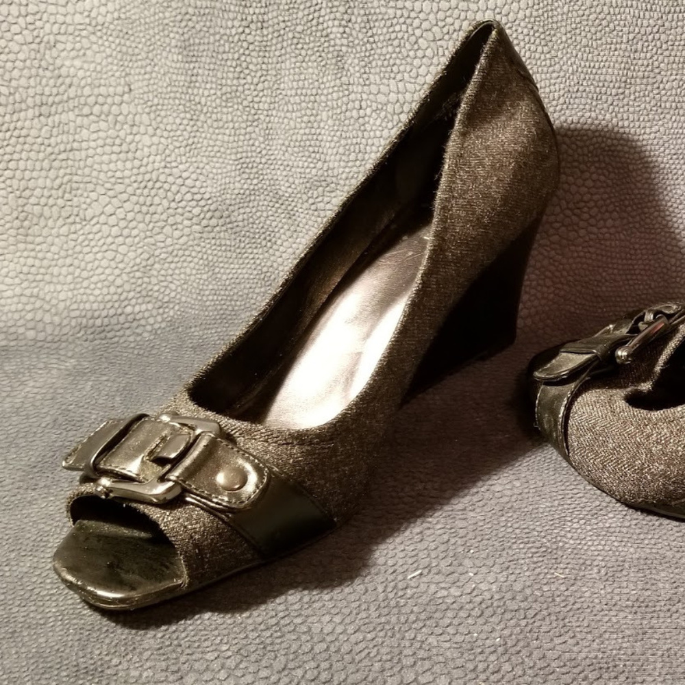 Black and Grey edges with Buckle Detail